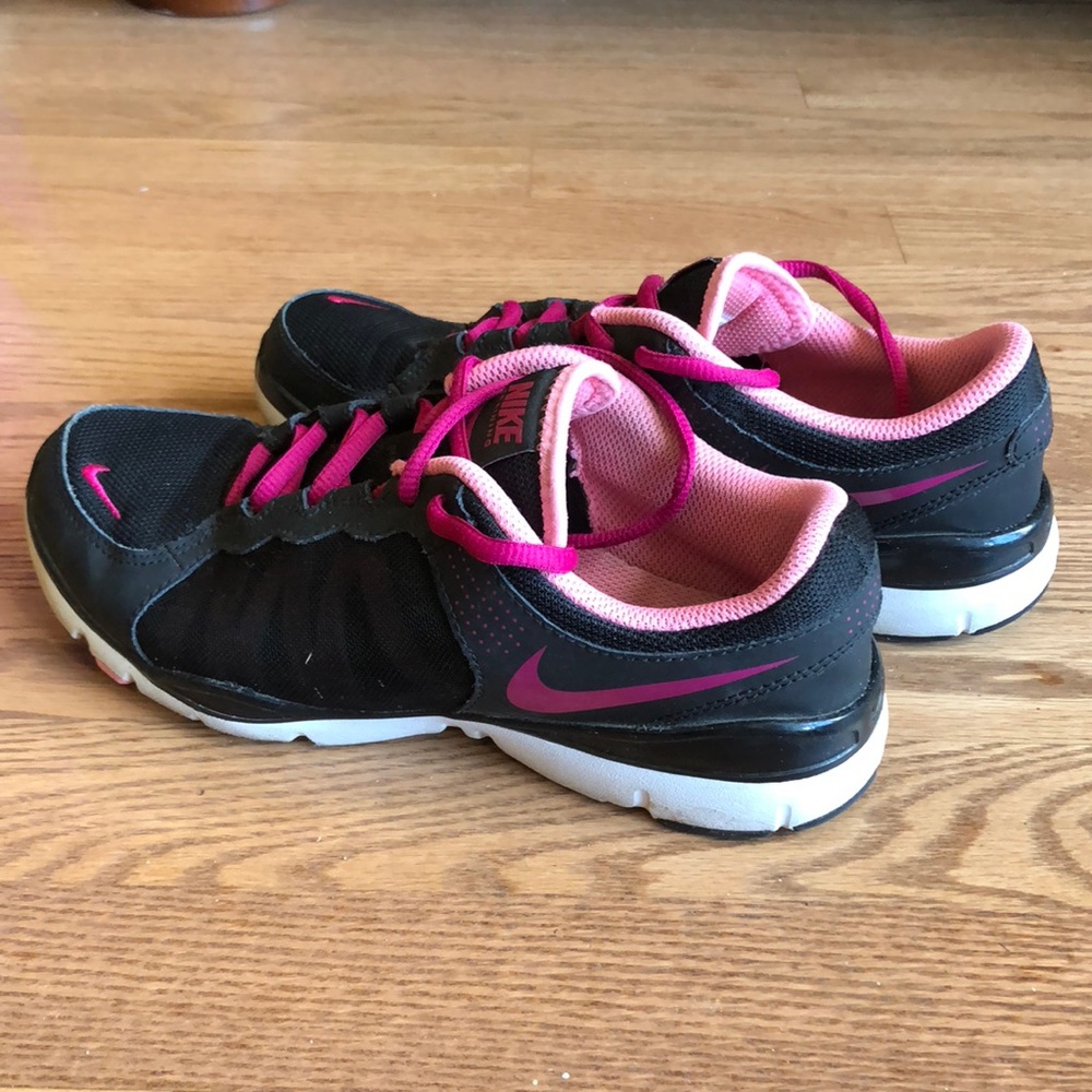 Black/Hot Pink Nike Shoes. Womens 7.5